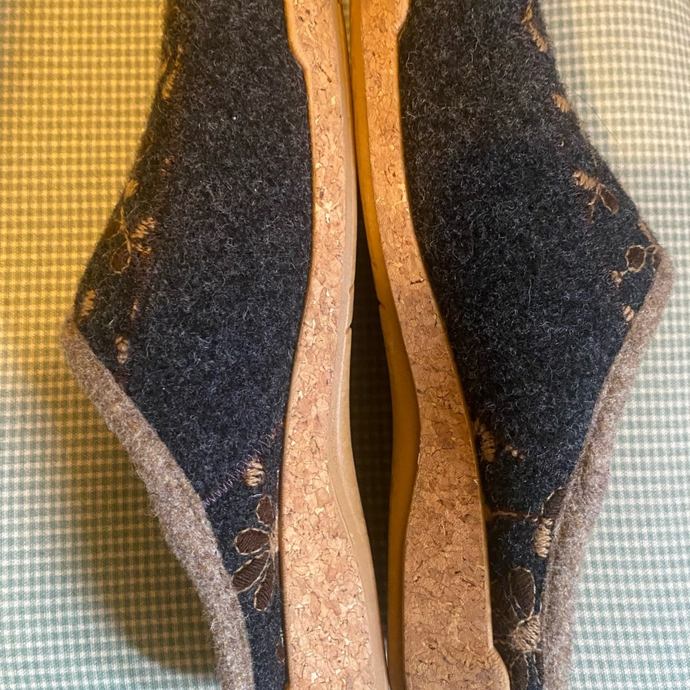 Taos Women 43/12 Woolderness Floral Wool Slip on Clog Slippers Lined embroidered - Picture 3 of 3